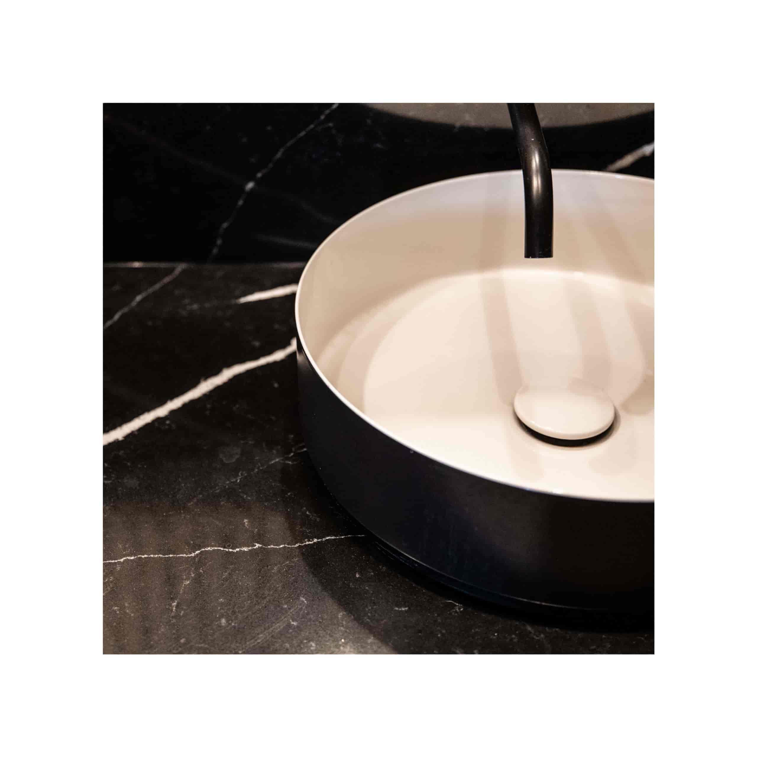 Lavabo eau blanc noir design la manufacture du bâtiment montpellier