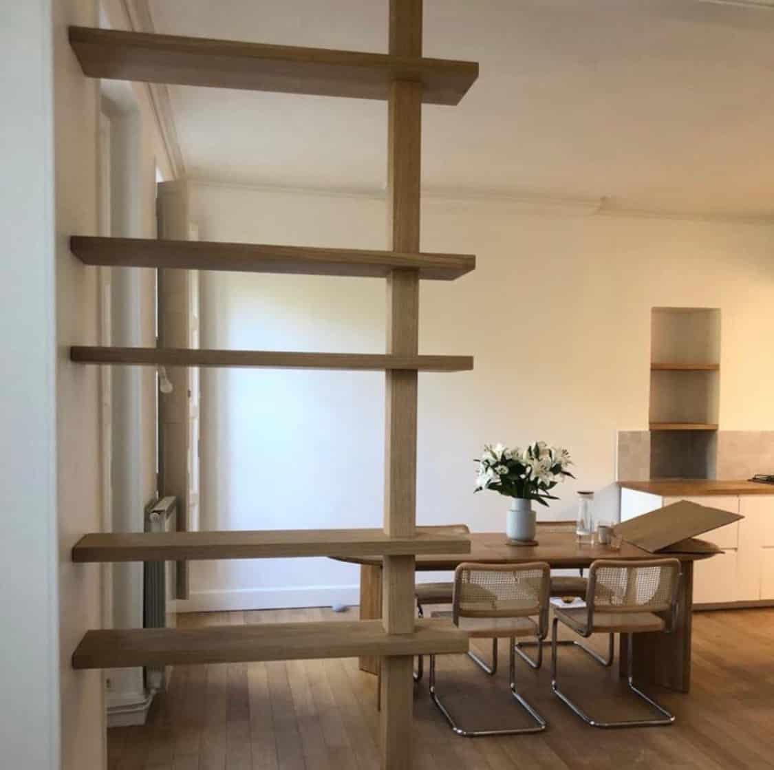 pièce à vivre en bois blanc avec une table et une étagère du showroom LMDB la manufacture du bâtiment montpellier