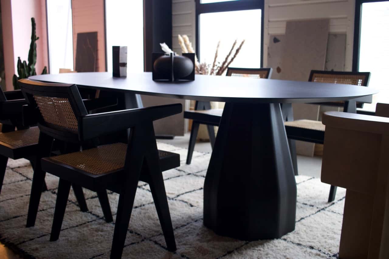 table noir chaise cannage marron design la manufacture du bâtiment montpellier