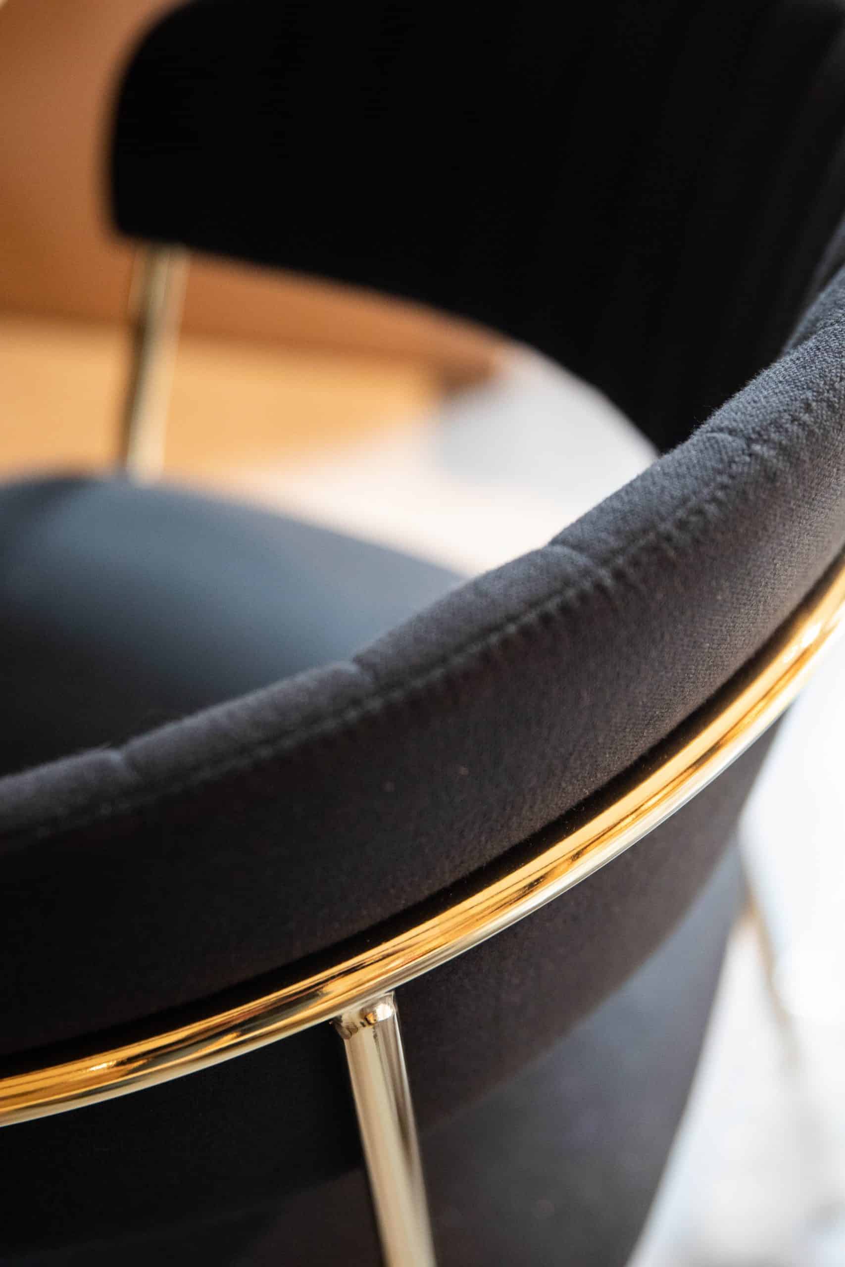 chaise noire dorée design la manufacture du bâtiment montpellier