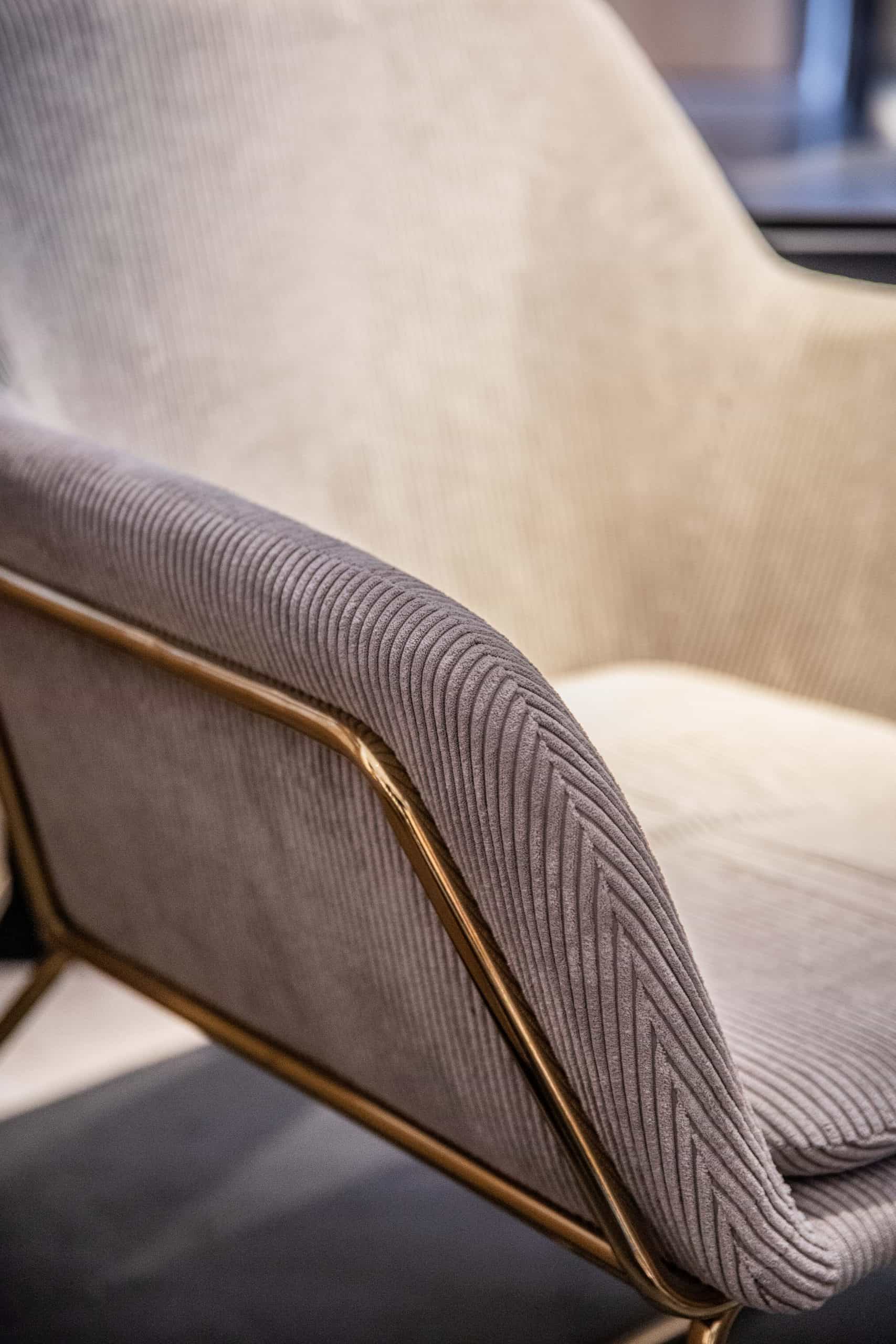 chaise confortable or gris la manufacture du bâtiment
