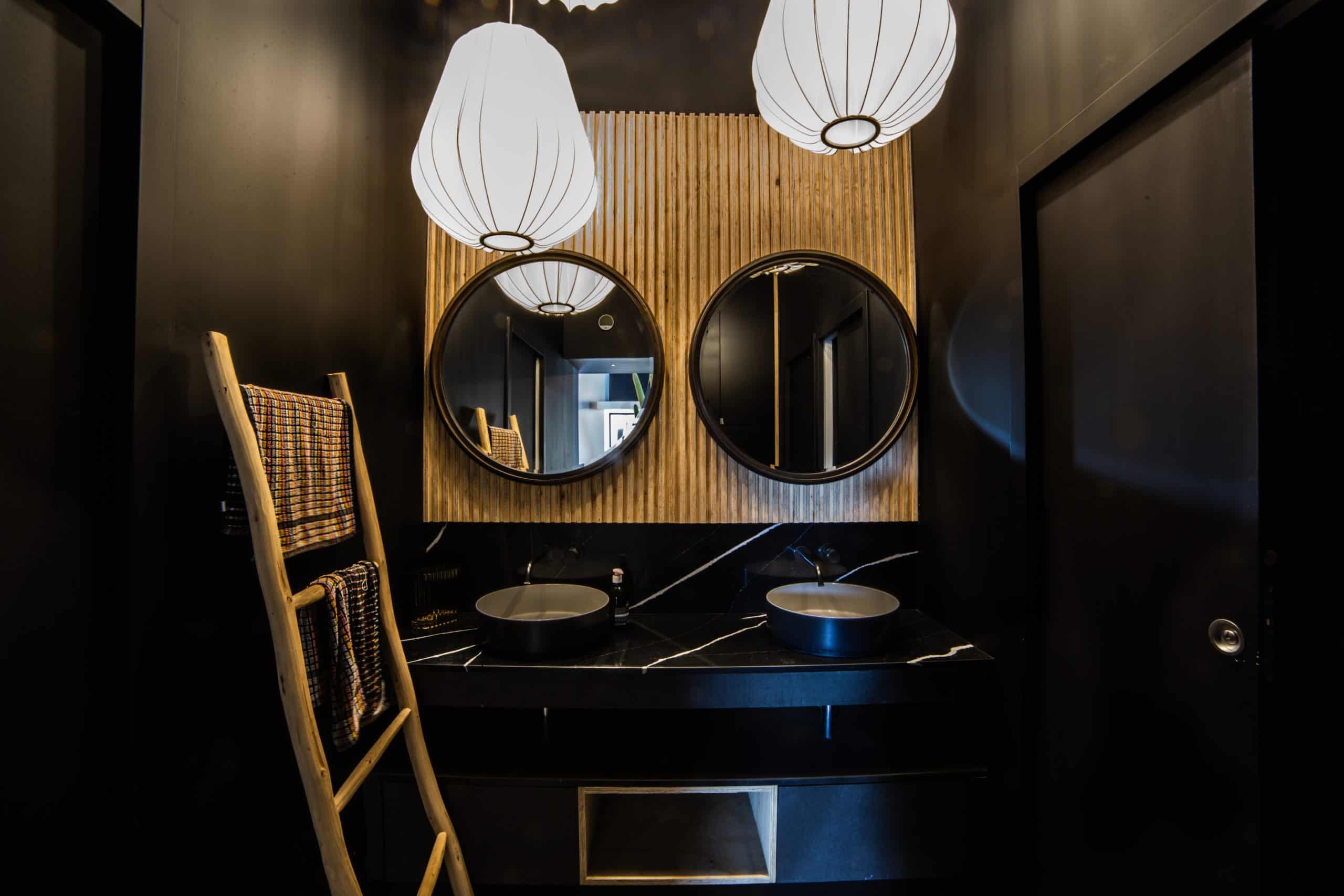 Salle de bain noire showroom lustre en ballon LMDB la manufacture du bâtiment montpellier