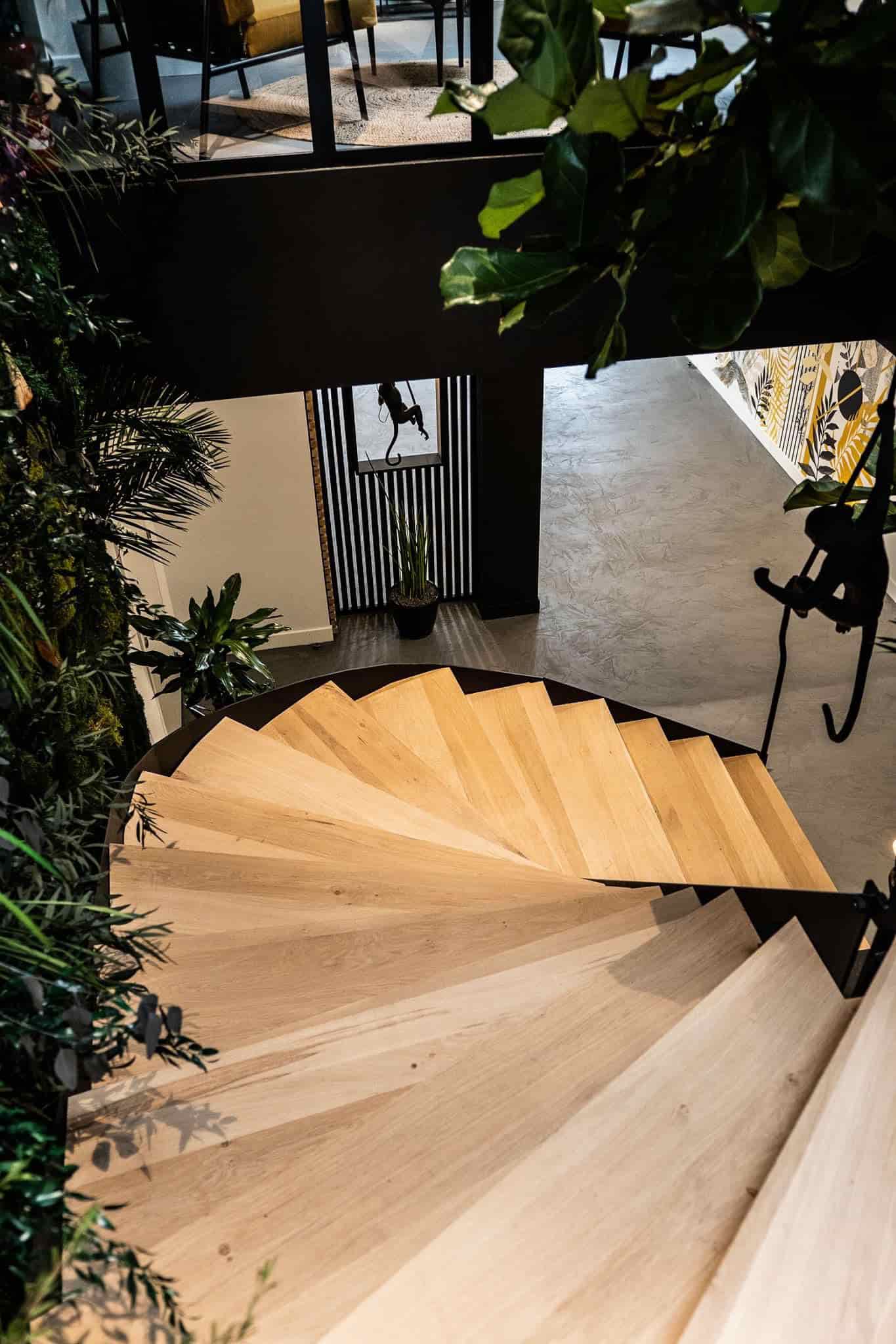 escalier en colimaçon en bois clair pour intérieur moderne de la manufacture du bâtiment 